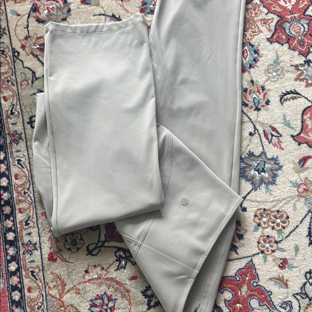 Lululemon Ribbed Softstreme Flared Pant
Regular Light gray